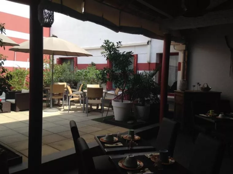 Profiter d'un patio couvert lors d'un séjour dans un hôtel à Nîmes, Nîmes, Hôtel Côté Patio