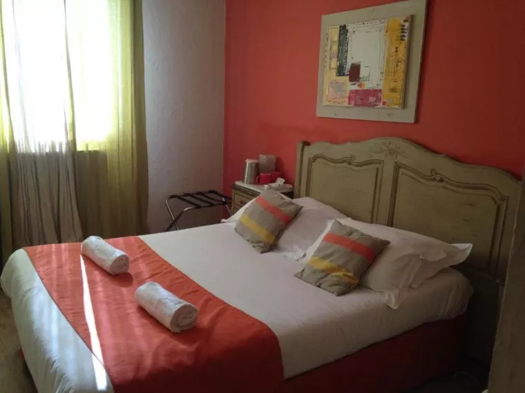 Trouver une chambre avec wi-fi, climatisation, télévision, bureau et proche du centre-ville de Nîmes, Nîmes, Hôtel Côté Patio
