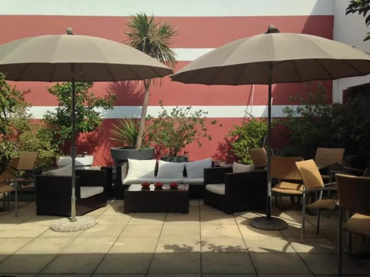 Avoir la possibilité de séjourner en centre-ville de Nîmes et bronzer sur la terrasse d'un hôtel, Nîmes, Hôtel Côté Patio