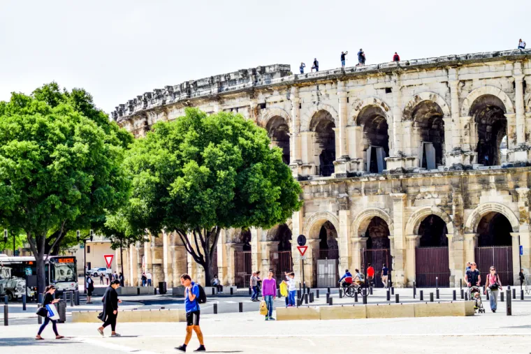 vue sur les arènes de nîmes prise de la rue