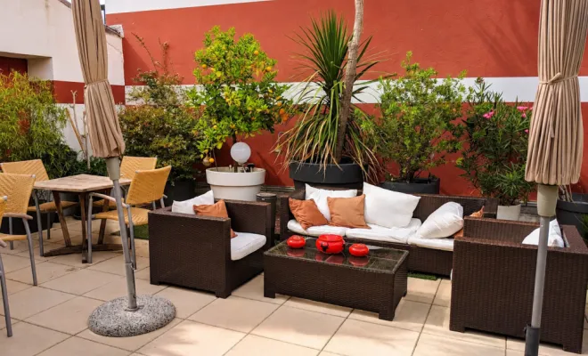salon dans la terrasse découverte